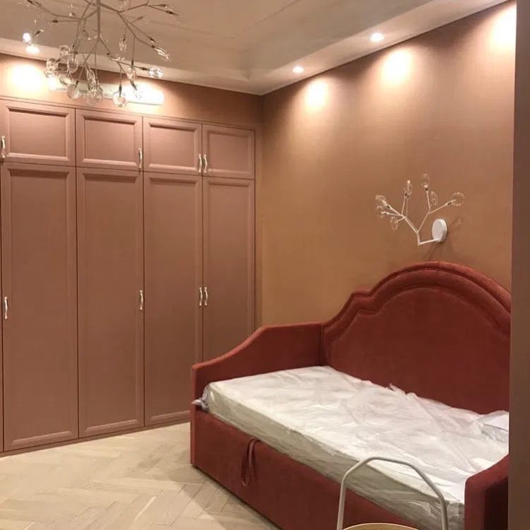 Спальня в тёплых оттенках